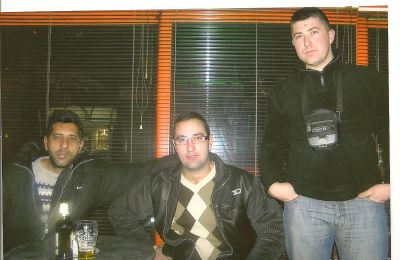 På kafé "Millenium" i Bela Crkva. Radko, Darko Veseli och "Geza". De båda sistnämnda kör taxi.